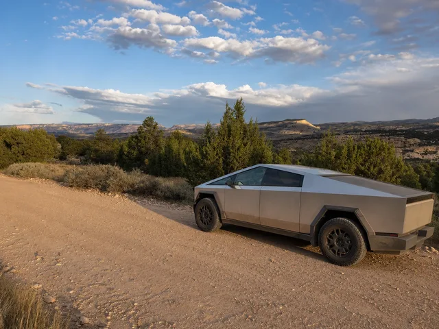 the road at the canyon rim on Yampa Bench Road in Dinosaur National Monument.