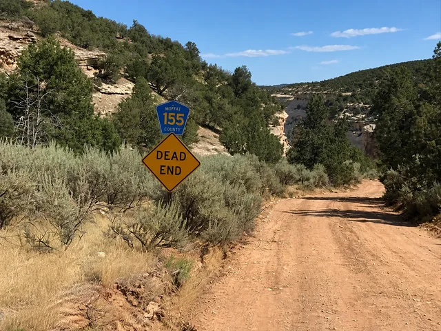 the dead-end warning at the side road on Yampa Bench Road in Dinosaur National Monument.