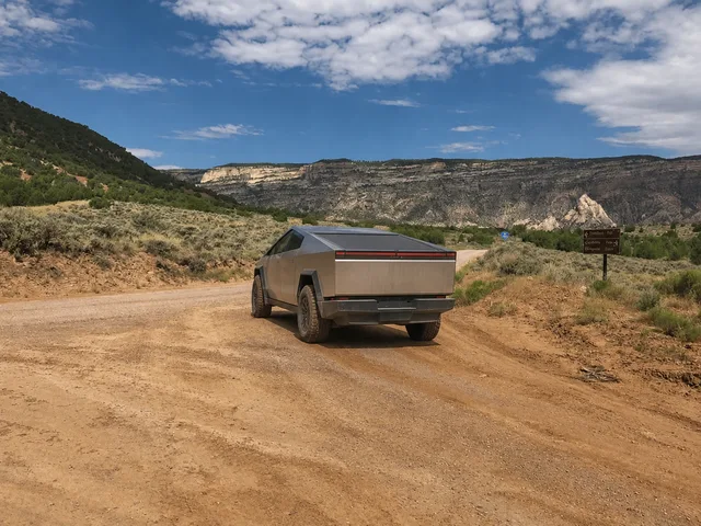 the right turn onto Echo Park Road on Yampa Bench Road in Dinosaur National Monument.
